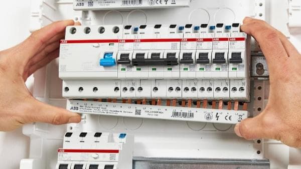 100 Tahun Miniatur Pemutus Sirkuit Listrik (MCB), ‘Pahlawan Tersembunyi’ Dibalik Transisi Energi 100 Tahun Miniatur Pemutus Sirkuit Listrik (MCB), ‘Pahlawan Tersembunyi’ Dibalik Transisi Energi