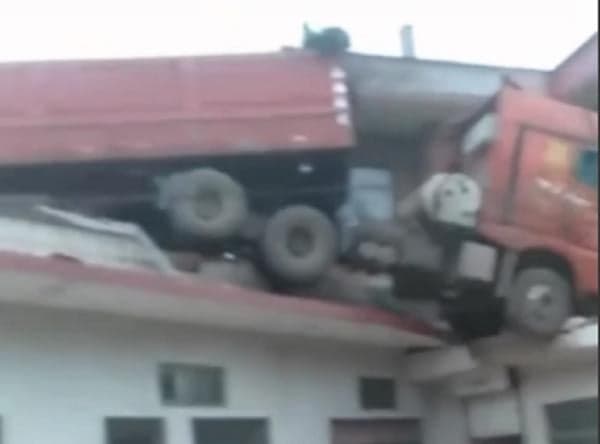 Viral Truk Nyangkut di Atap Rumah, Netizen: Lengah Dikit Salah Parkir! Viral Truk Nyangkut di Atap Rumah, Netizen: Lengah Dikit Salah Parkir!