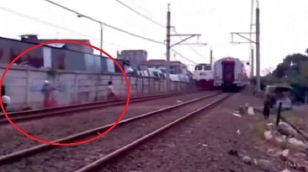 Viral! Detik-detik 3 Bocah Nyaris Tertabrak Kereta di Dekat Stasiun Bekasi Viral! Detik-detik 3 Bocah Nyaris Tertabrak Kereta di Dekat Stasiun Bekasi