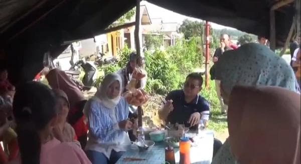 Kampanye Blusukan, Calon Bupati Riza Serap Aspirasi Warga Sambil Ramaikan Warung Pedagang Kecil