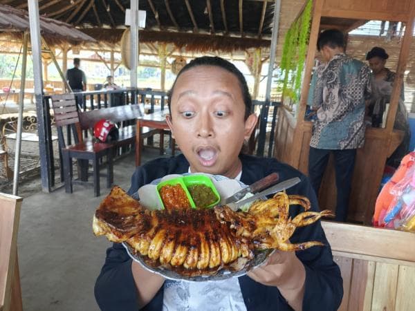 Sensasi Makan Cumi Bakar Jumbo di Kedai Asep Kriwil Enaknya Bikin Ketagihan Sensasi Makan Cumi Bakar Jumbo di Kedai Asep Kriwil Enaknya Bikin Ketagihan