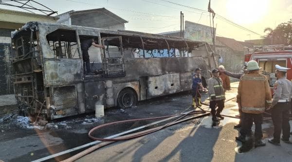 Bus Medali Mas Jurusan Malang-Merak Ludes Terbakar di Kecamatan Turi