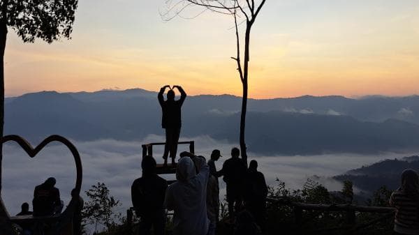Sensasi Menakjubkan! Menikmati Lautan Awan di Gunung Luhur Citorek, Seolah Ombak Bergulung di Langit Sensasi Menakjubkan! Menikmati Lautan Awan di Gunung Luhur Citorek, Seolah Ombak Bergulung di Langit