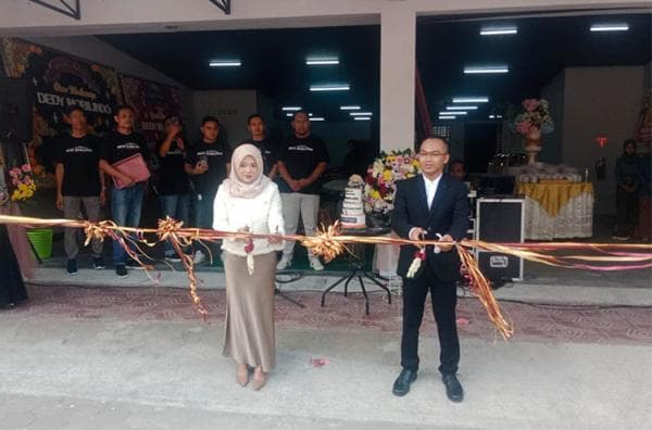 Kisah Sukses Dedi Sujatmoko, Awalnya Jualan Pulsa Keliling Kini Miliki 2 Showroom Mobil Kisah Sukses Dedi Sujatmoko, Awalnya Jualan Pulsa Keliling Kini Miliki 2 Showroom Mobil