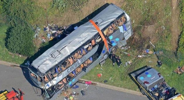 Bus Melaju Kencang Terobos Pagar Jalan Tol hingga Masuk Parit, 19 Orang Tewas