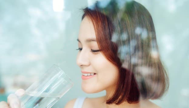 5 Manfaat Minum Air Putih Banyak untuk Wajah, Bikin Awet Muda 5 Manfaat Minum Air Putih Banyak untuk Wajah, Bikin Awet Muda