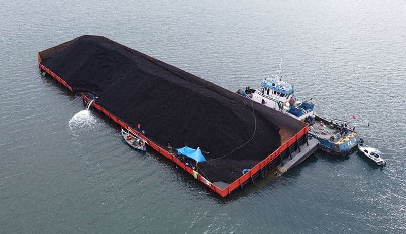 5 Kapal Tongkang Dihantam Gelombang, Terseret ke Pantai Palabuhanratu Sukabumi