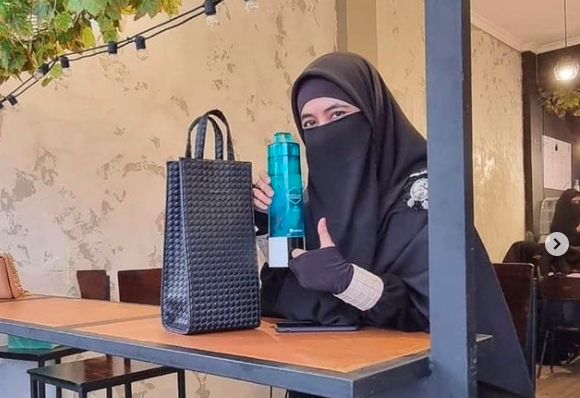 Profil dan Biodata Umi Pipik, Dulu Artis, Kini Ustazah dan Penceramah