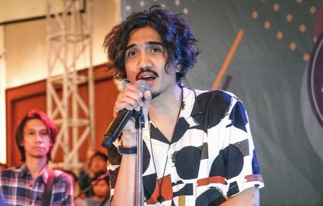 Viral Duta Sheila On 7 Ketahuan Salat di Kereta saat Dengar Adzan, Netizen: Vokalis Band Panutan