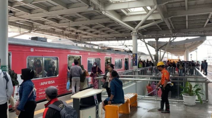 Penumpang KRL Commuter Line Tembus 250.599 Orang pada Hari Lebaran 