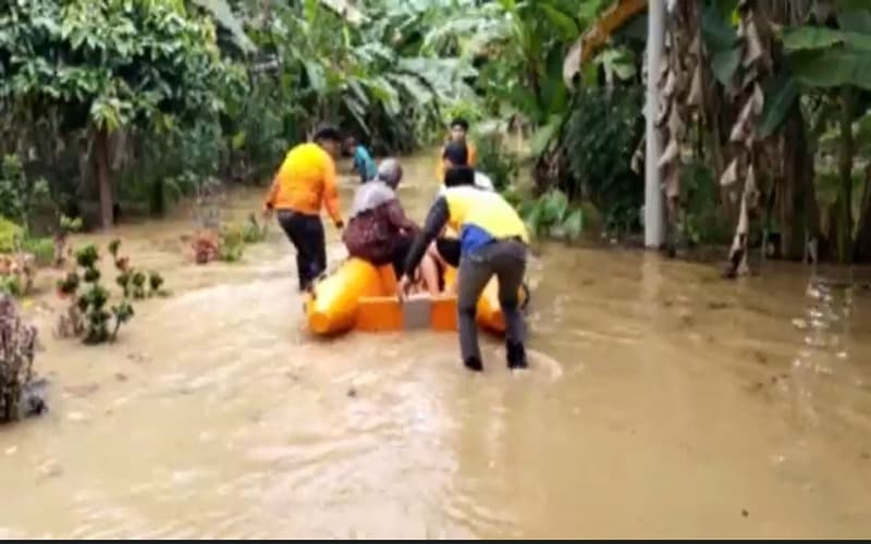 Banjir Bandang di Padang Pariaman Terjang 4 Kecamatan, Belasan Warga Terjebak