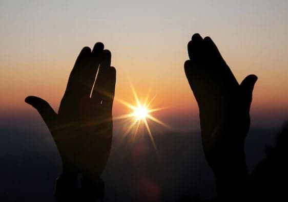 Bacaan Doa Tahun Baru 2024 Beserta Keutamaanya, Amalkan Saat Pergantian Tahun