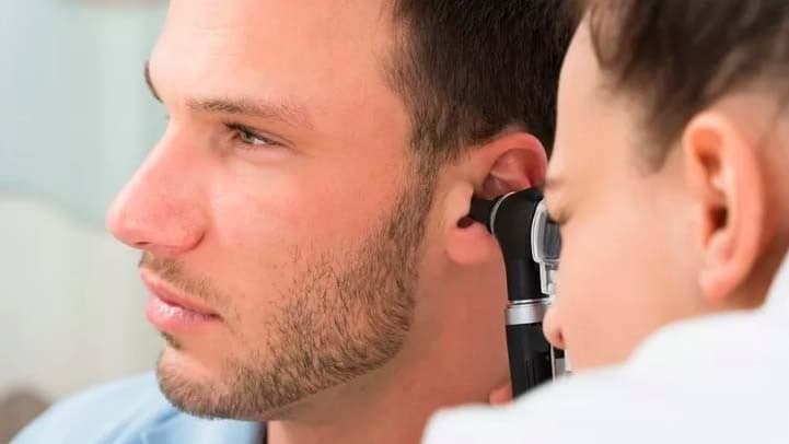 5 Cara Mengobati Telinga Keluar Cairan seperti Ingus