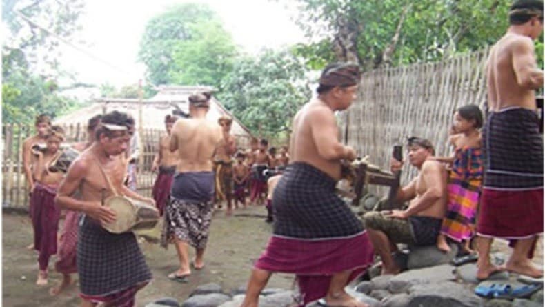 7 Tradisi Unik Perayaan Maulid Nabi di NTB, Nomor 3 Mainkan  Gerantung 24 Jam Tanpa Henti