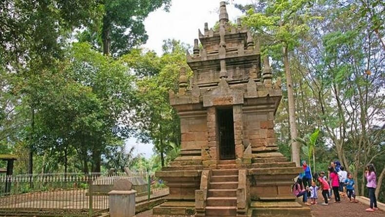 Misteri Makam Tokoh Islam Embah Dalem dan Candi Cangkuang Peninggalan Mataram Kuno Misteri Makam Tokoh Islam Embah Dalem dan Candi Cangkuang Peninggalan Mataram Kuno