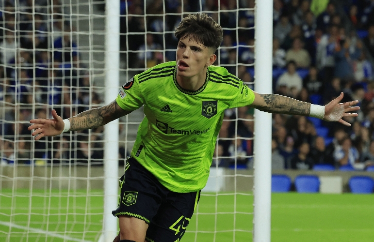 Bikin Geger! Alejandro Garnacho Latihan Pakai Jersey Cristiano Ronaldo