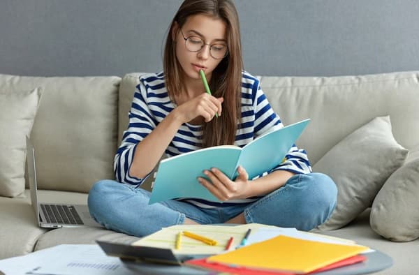 10 Contoh Teks Hikayat Singkat Beragam Tema, Penuh Pesan Moral!