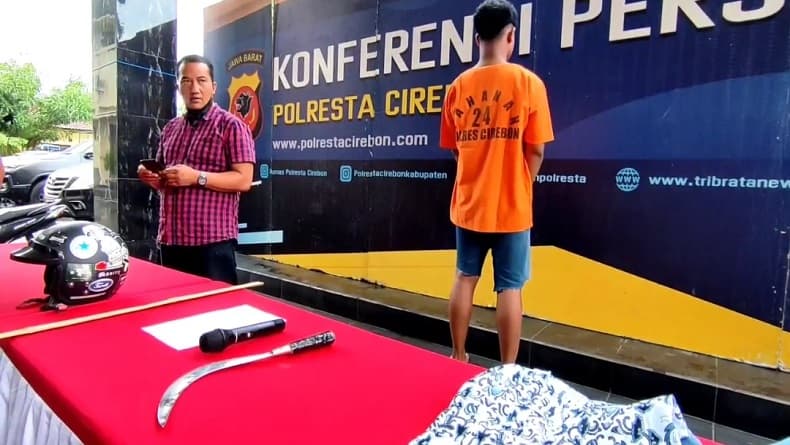 Pelajar Bersenjata Celurit Bacok Warga Sumber Cirebon yang Lerai Tawuran