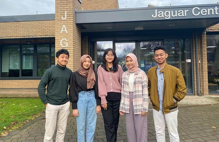 5 Mahasiswa UGM Belajar Strategi Bisnis di Klub Bola Manchester City