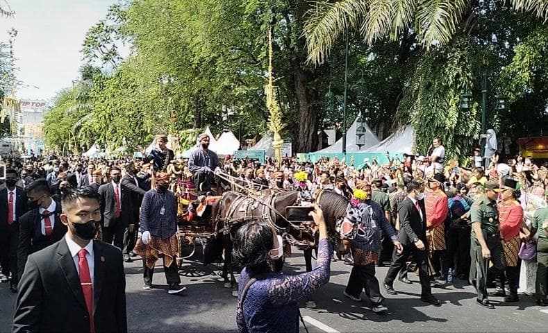 Begini Gaya Paspampres Kawal Ketat Jokowi saat Kirab Kaesang-Erina, Pakai Jas Berdasi Merah