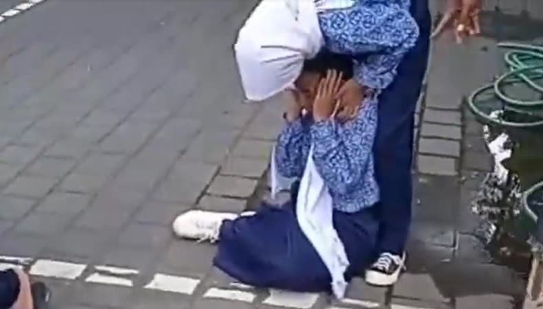 Viral Rombongan Pelajar Kesurupan di Bali, Pemangku Adat Turun Tangan Percikkan Tirta