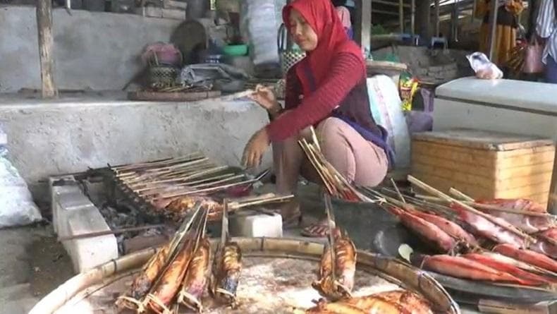 Kuliner Ikan Asap di Waduk Kedung Ombo, Ada Rasa Sangit saat Daging Menempel di Lidah