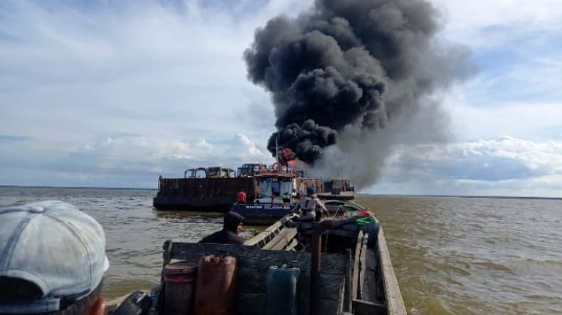 Kapal Tugboat Terbakar di Jambi, 3 Orang Terluka