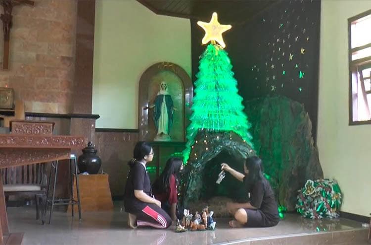 Unik, Remaja Gereja di Bantul Buat Pohon Natal dari Botol Bekas Setinggi 3 Meter