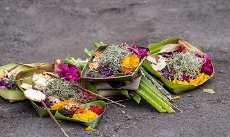 Kenapa Banyak Sesajen di Bali? Ternyata karena Alasan Ini Kenapa Banyak Sesajen di Bali? Ternyata karena Alasan Ini