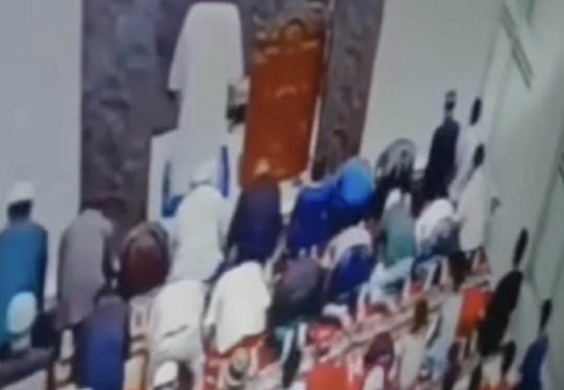 Viral Video Kakek di Cakung Meninggal Saat Salat Maghrib