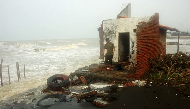 Sisa-Sisa Tembok Rumah yang Hancur akibat Abrasi Pantai Utara