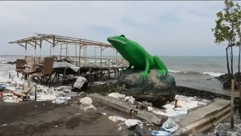Cuaca Buruk, 7 Anjungan Warung di Pantai Pulo Kodok Tegal Roboh Diterjang Gelombang Tinggi