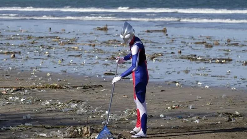 Heboh, Ultraman Bersandal Jepit Nyapu Pantai Kuta Bali