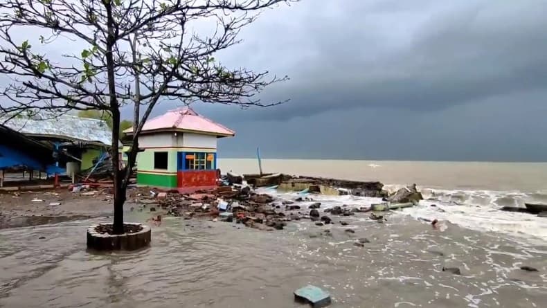 Objek Wisata Pantai Eretan Indramayu Hancur Diterjang Ombak dan Angin Kencang