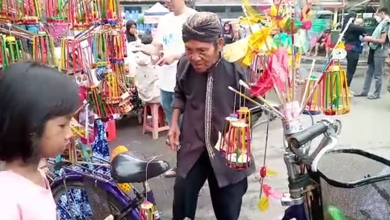 Sosok Mbah Abdullah, Kakek Asal Pemalang yang Setia Jualan Mainan Tradisional