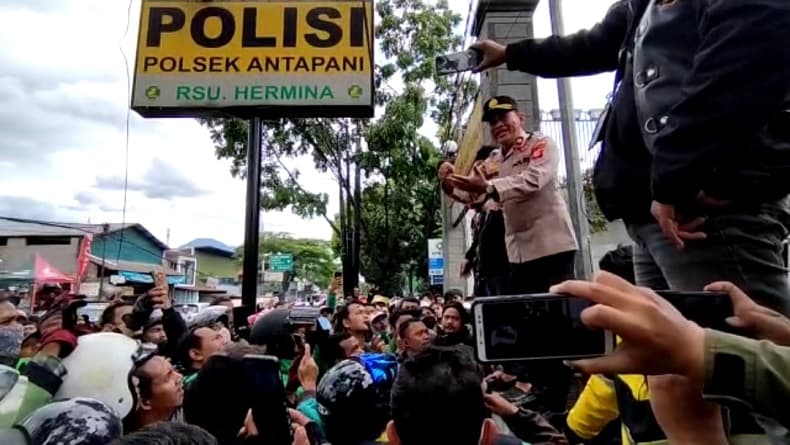 Ojol Geruduk Opang Pasir Impun, Bandung Timur Macet Parah