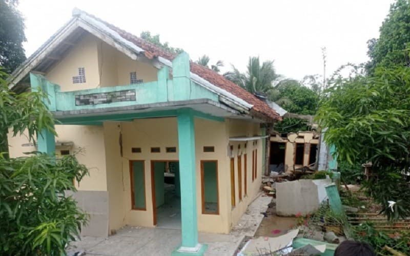 Diguyur Hujan Lebat, Puluhan Rumah Warga Lebak Terdampak Longsor hingga Tanah Bergerak