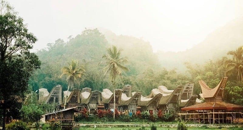 Kampung Unik di Toraja, Ada Desa Menakutkan dengan Banyak Kuburan di Tebing Batu