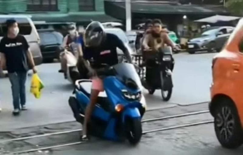 Viral Motor Ceper Kesulitan Lewati Rel Kereta, Netizen: Nah Nyusahin Sendiri