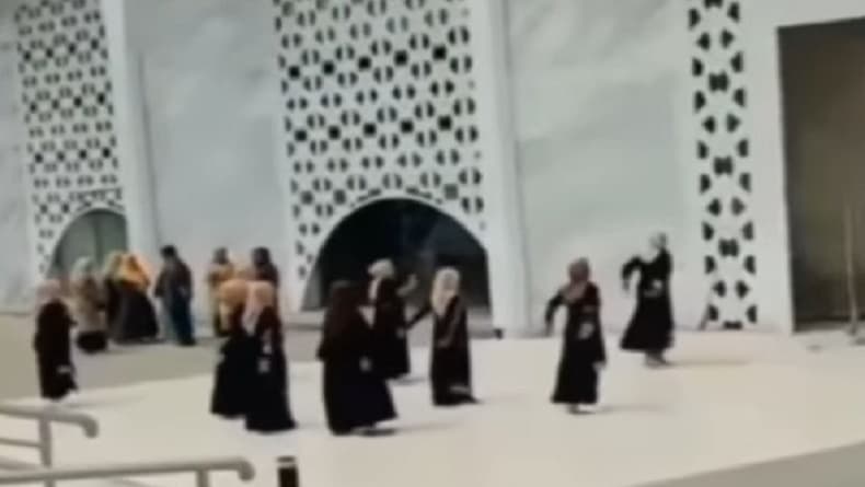 Viral Emak-Emak Joget TikTok di Masjid Al Jabbar Bandung Dikecam Warganet
