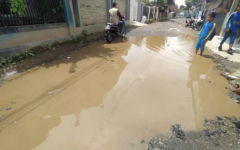Parah, Jalan Kabupaten di Cihampelas KBB Jadi Kubangan akibat Tidak Pernah Diperbaiki