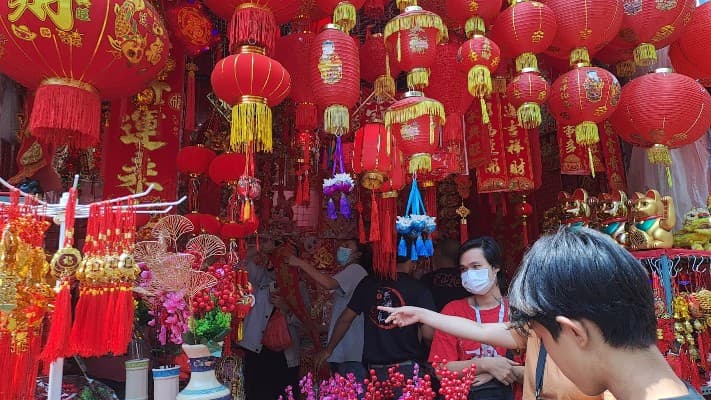 Berkah Imlek, Pedagang Pernak-pernik di Glodok Raup Omzet hingga Rp10 Juta Sehari