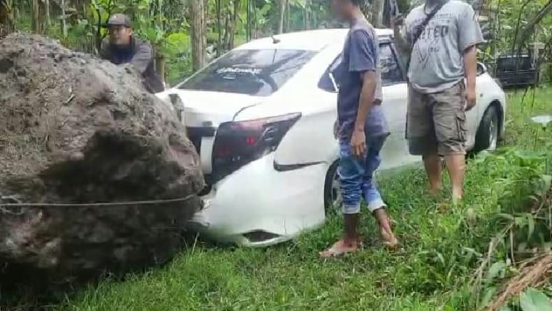 Ngeri, Batu Besar Berjatuhan dari Bukit Rusak 1 Mobil di Cipongkor KBB Ngeri, Batu Besar Berjatuhan dari Bukit Rusak 1 Mobil di Cipongkor KBB