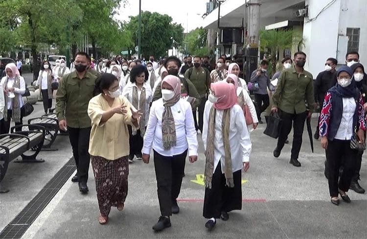 Momen Iriana Jokowi Beli Kain dan Tas di Pasar Beringharjo