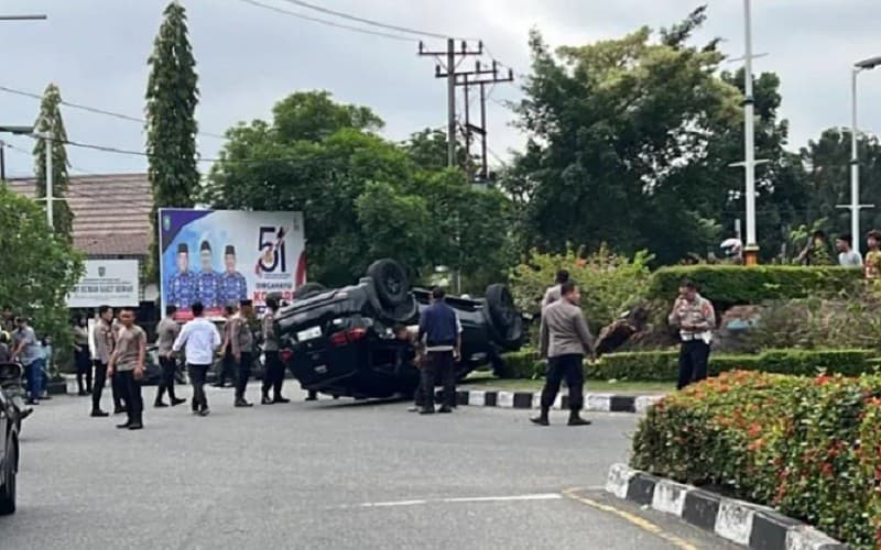 Mobil Pajero Terbalik di Bundaran Tugu Keris Pekanbaru, Pengemudinya Dokter