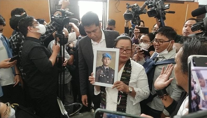 Keluarga Hadir di Ruang Sidang Vonis Ferdy Sambo, Ibunda Bawa Foto Brigadir J