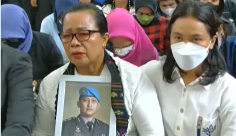 Rosti Simanjuntak Peluk Foto Brigadir J saat Pembacaan Vonis Ferdy Sambo