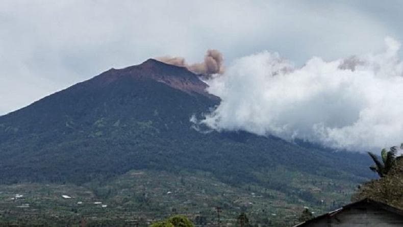 Gunung Kerinci Erupsi, Semburkan Kolom Abu Warna Cokelat Setinggi 200 Meter
