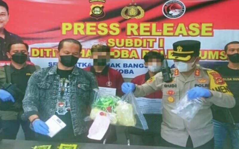Polda Sumsel Gerebek Pondok di Kebun Karet, 2 Bandar dan 3 Kg Sabu Ditemukan
