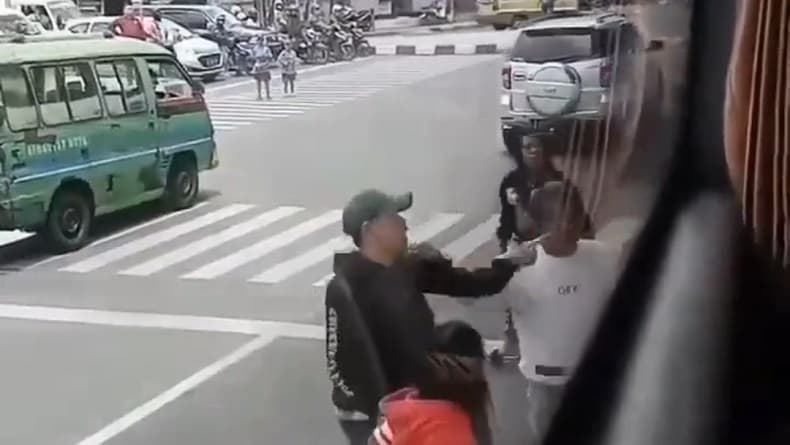 Pengamen di Leuwipanjang Bandung Ngamuk gegara Dilarang Masuk Bus Pariwisata